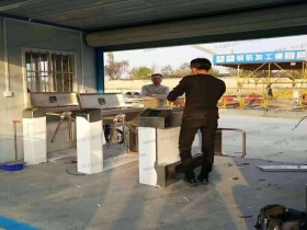 江蘇南京鼓樓區(qū)某工地現(xiàn)場(chǎng)橋式三輥閘、擺閘案例